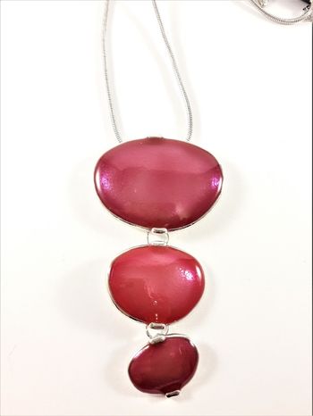 Halsband med röda plattor