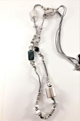 Långt halsband med många fina detaljer, silverfärg