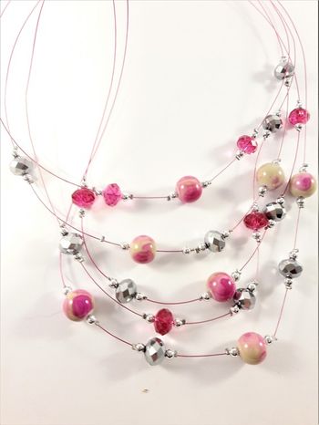 Flerradigt halsband med melerade kulor i cerise