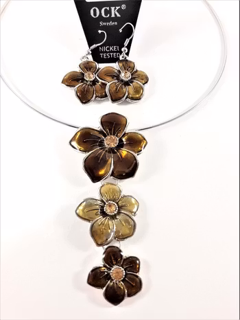 Stelt halsband med hänge av gula blommor samt matchande örhängen