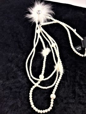 Långt vitt flerradigt halsband med kulor och detaljer i skinn