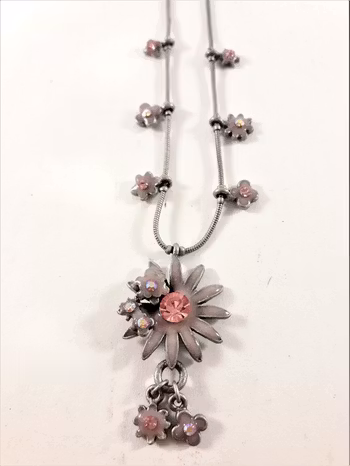 Sött halsband med rosa blommor prydda med gnistrande strass
