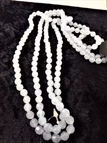 Långt halsband med matta ljusblå plastpärlor
