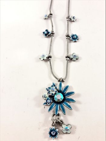 Sött halsband med blå blommor prydda med gnistrande strass