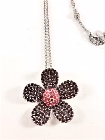 Halskedja med glittrande blomma som hänge, lila