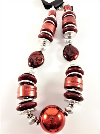 Halsband med stora röda detaljer