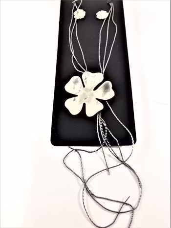 Halskedja med silverfärgat hänge som blomma och kedjor och matchande örhängen