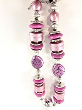 Halsband med stora lila detaljer