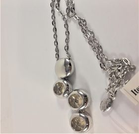 Halskedja med silverfärgade detaljer med gnistrande stenar och rhodium