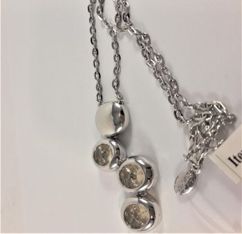 Halskedja med silverfärgade detaljer med gnistrande stenar och rhodium
