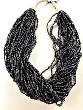 Flerradigt halsband med små, grå pärlor