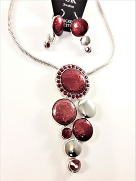 Halsband med fina detaljer och strass med matchande örhängen