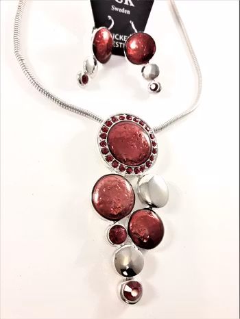 Halsband med fina detaljer och strass med matchande örhängen