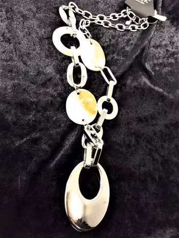 Halsband med snäckskal och länkar samt stor silverfärgad oval