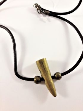 Flerradigt halsband med detaljer i lila och silverfärg samt matchande örhängen