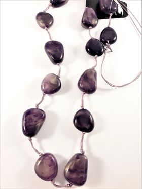 Halsband med lila stenar