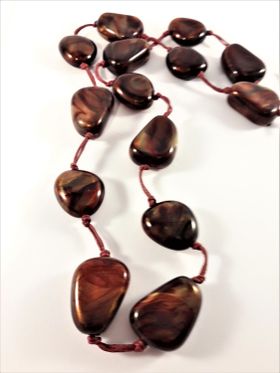 Halsband med röda stenar