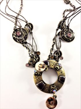 Flerradigt halsband med många fina detaljer och glittrande stenar, röd