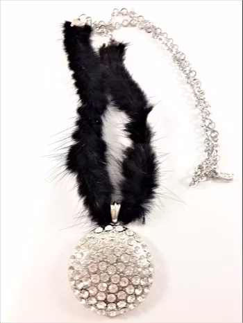 Fint silverfärgat halsband med kedja, päls och en strassprytt runt hänge