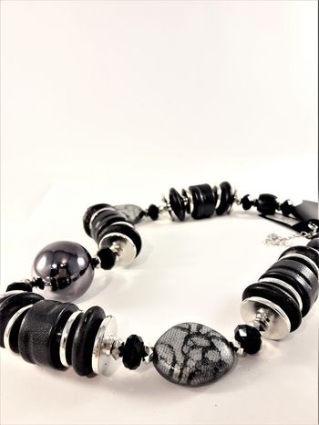 Halsband med stora svarta detaljer