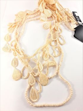 Långt flerradigt aprikosfärgat halsband med små kulor och detaljer i spets