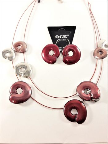Tvåradigt halsband med detaljer i rött samt matchande örhängen