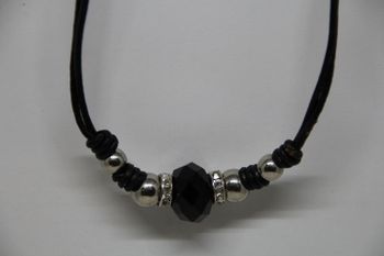 Halsband med svart läderrem och detaljer i svart