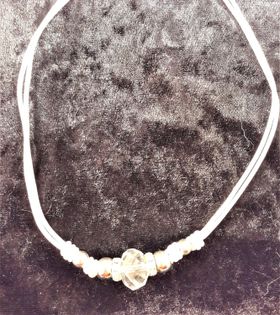 Halsband med vit läderrem och detaljer i vitt