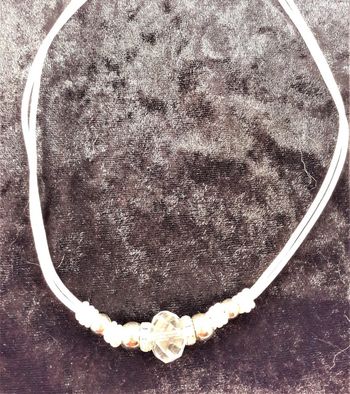 Halsband med vit läderrem och detaljer i vitt