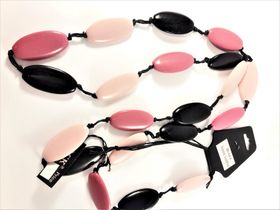 Långt halsband med stora ovaler, svarta, rosa och aprikosfärgade