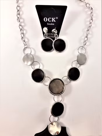 Halsband med fina detaljer och strass med matchande örhängen, svart