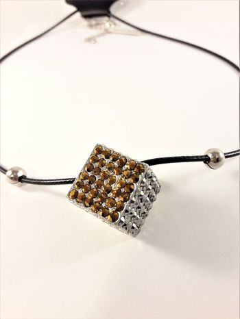 Halsband i läder med strassprydd kub som hänge