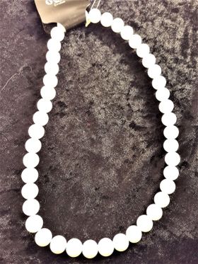 Halsband med kulor i vitt