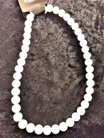 Halsband med kulor i vitt