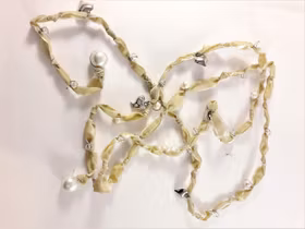 Annorlunda öppet halsband i tyg med pärlor och hjärtan, vit