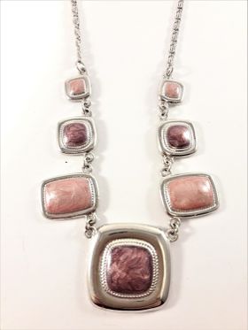 Halsband med detaljer i rosa