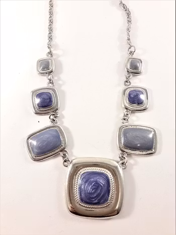 Halsband med detaljer i blått