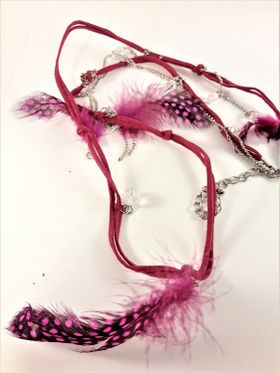 Halsband med mockarem, kedja, kulor och hänge med fjädrar i rosa
