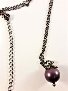 Sött halsband med liten kula i brunt