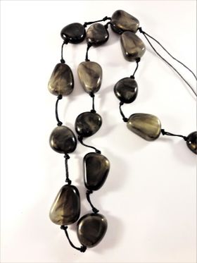 Halsband med stenar i brunt