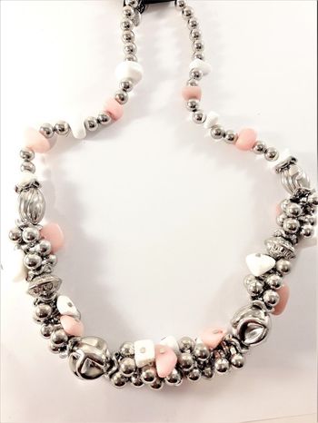 Kraftigt halsband med detaljer i silverfärg, turkos och lila