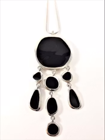 Halsband med hänge och detaljer i svart