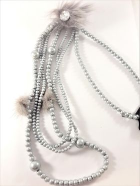 Långt flerradigt halsband med kulor i grått och detaljer i skinn