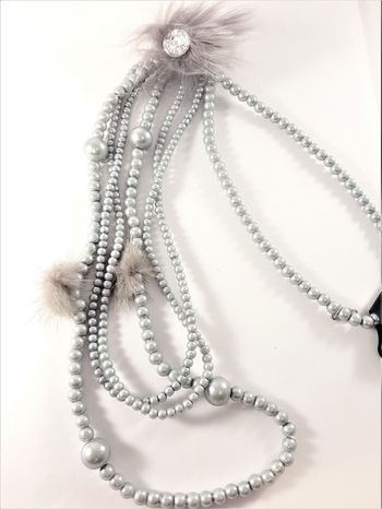 Långt flerradigt halsband med kulor i grått och detaljer i skinn