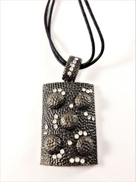 Halsband med dekorerad platta med strass i mörk färg