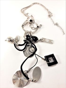 Detaljrikt halsband med kedja och många detaljer i svart och silverfärg