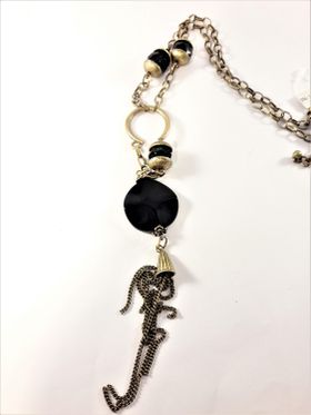 Detaljrikt halsband med kedja och många detaljer i svart och guldfärg