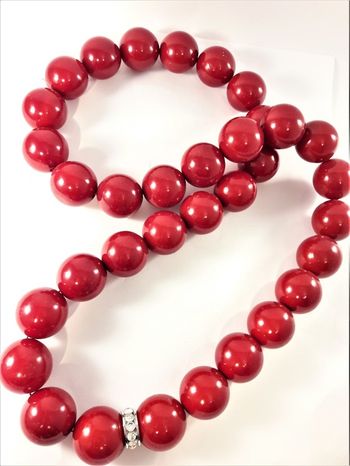 Halsband med stora träkulor i rött