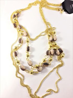 Flerradigt halsband med guldfärgade detaljer