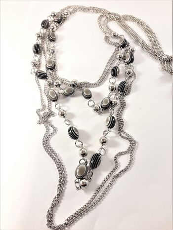 Flerradigt halsband med detaljer i silverfärg